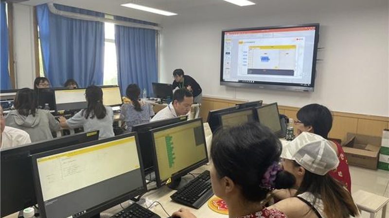 然而，学历教育也存在一定的局限性：